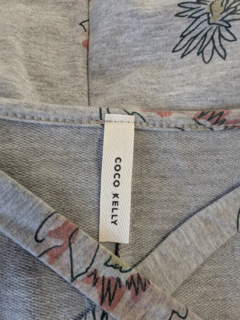 Coco Kelly Gray Floral Crisscross V-Neck Tunic Top Size S - Picture 8 of 9